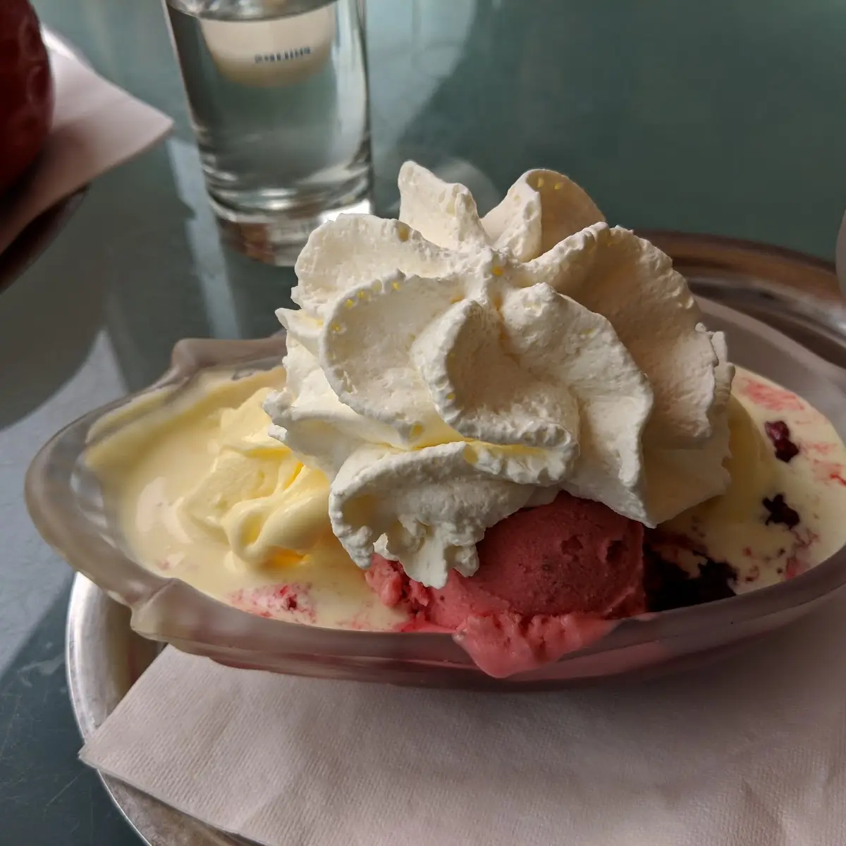Eis Kiwi Und Erdbeeren Plus Extra Schokosauce