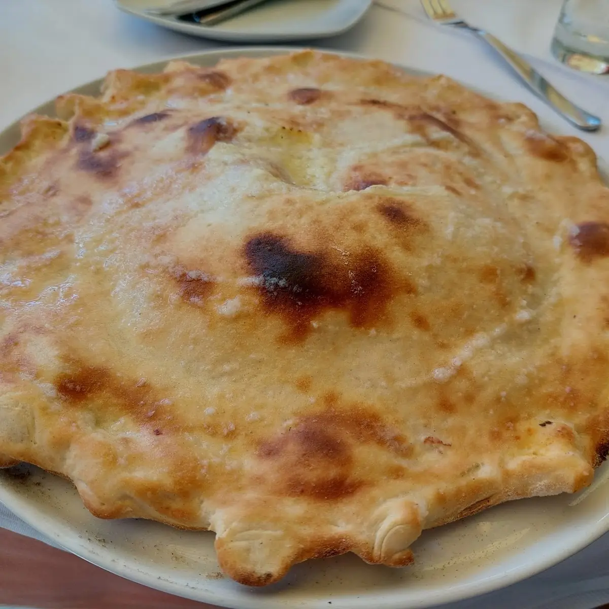 Pizza Vesuvio Doppeldecker Flambiert