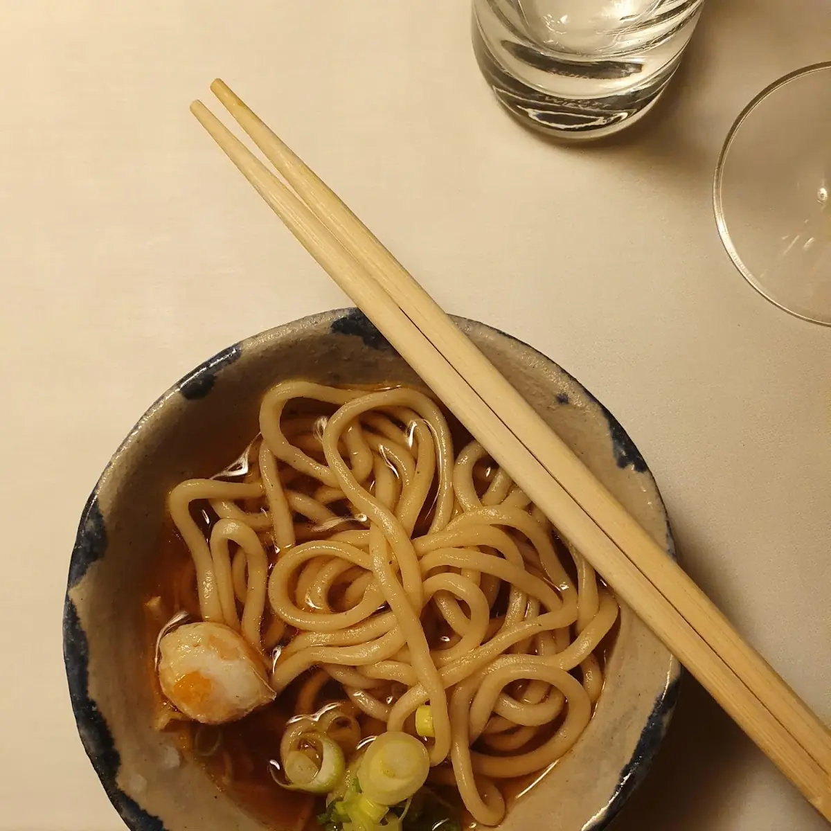 Rindsuppe Mit Mariazeller Fischsauce Gewürzt Hausgemachte Ramen Nudeln Wachtelei