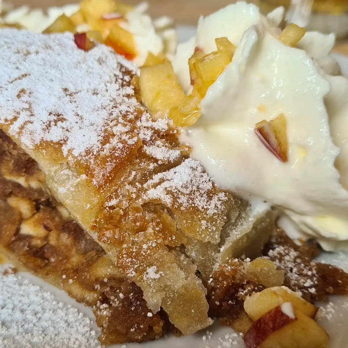 Apfelstude Mit Sahne