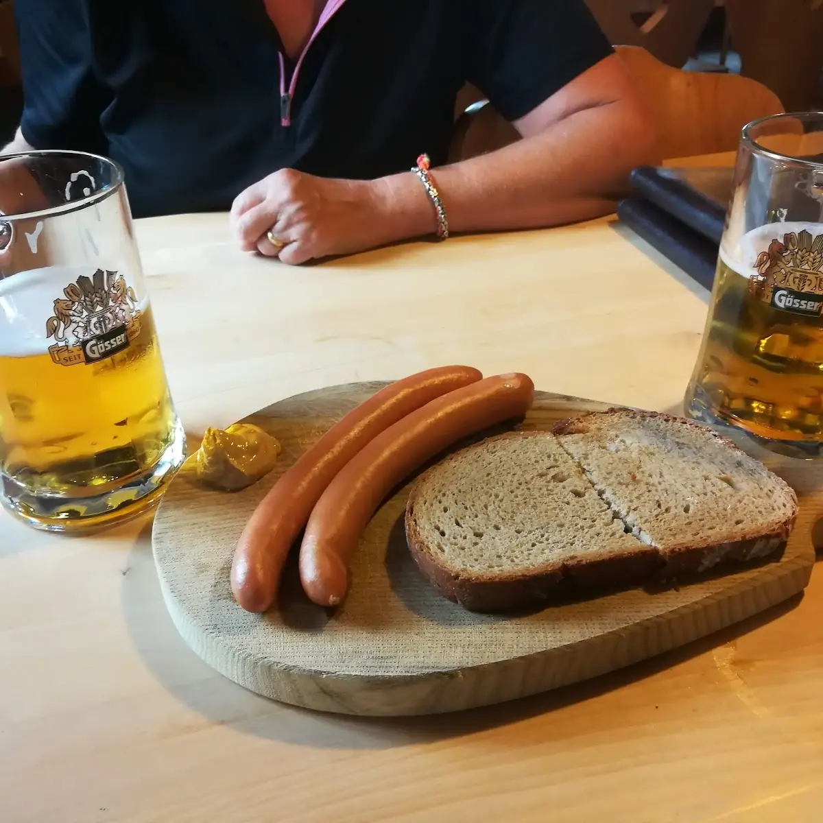 Wurst Mot Brot Und Senf