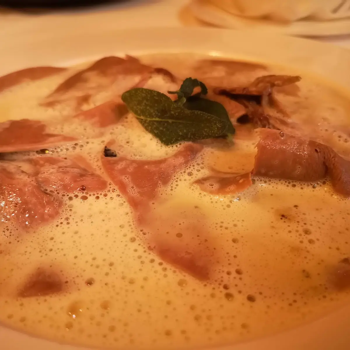 Kalbszüngerl In Kapernsauce Und Salbei Mit Kartoffelpürree Mit Röstzwiebel