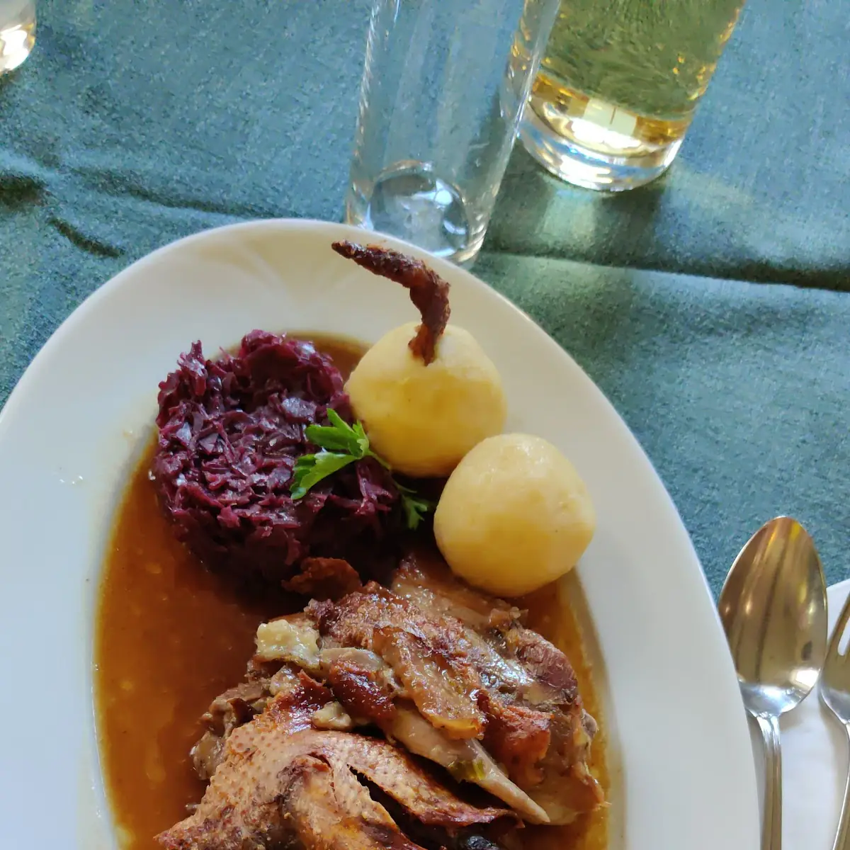 Gans Mit Rotkraut Und Kartoffelknödel