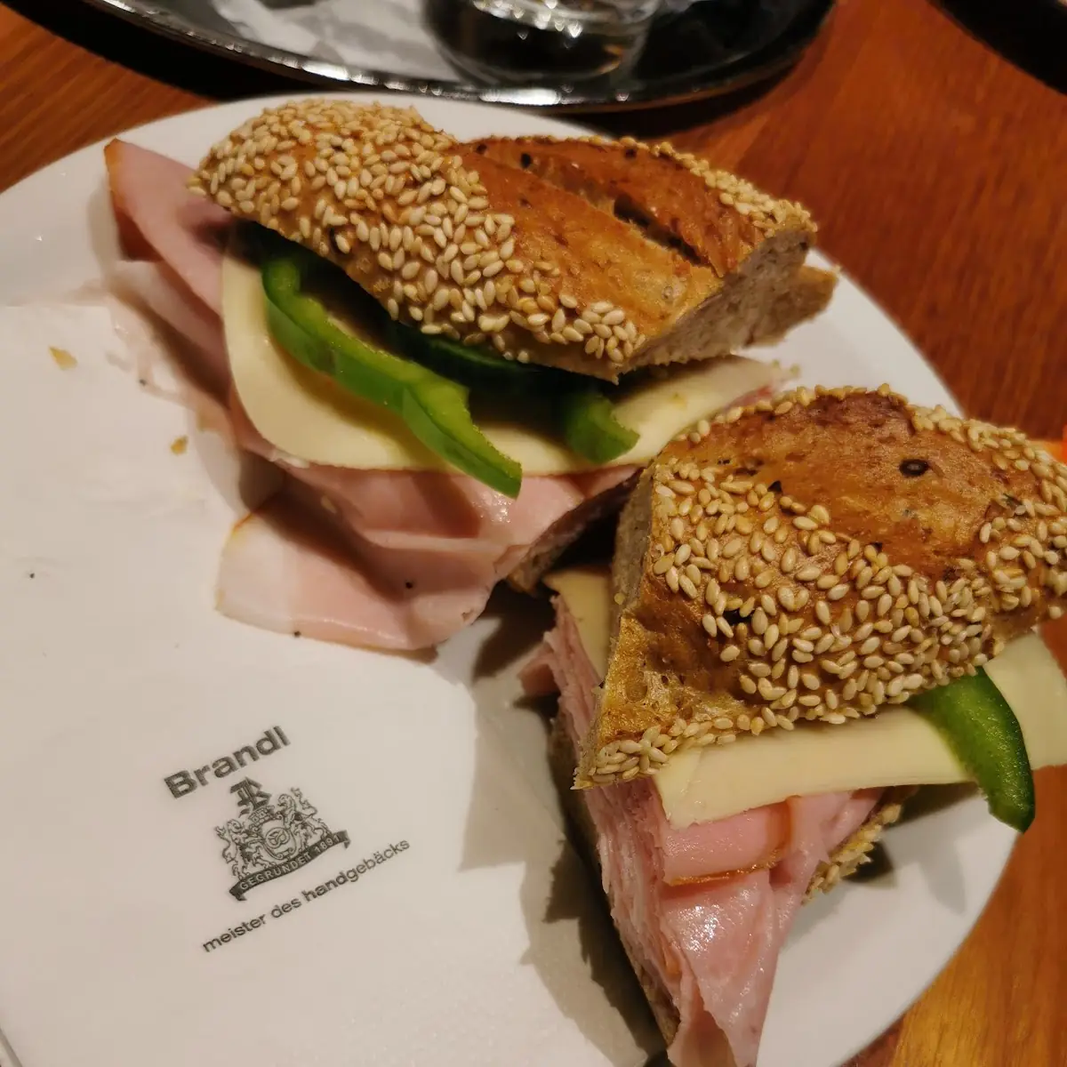 Spitzbua Gefüllt Mit Schinken Käse Und Gemüse