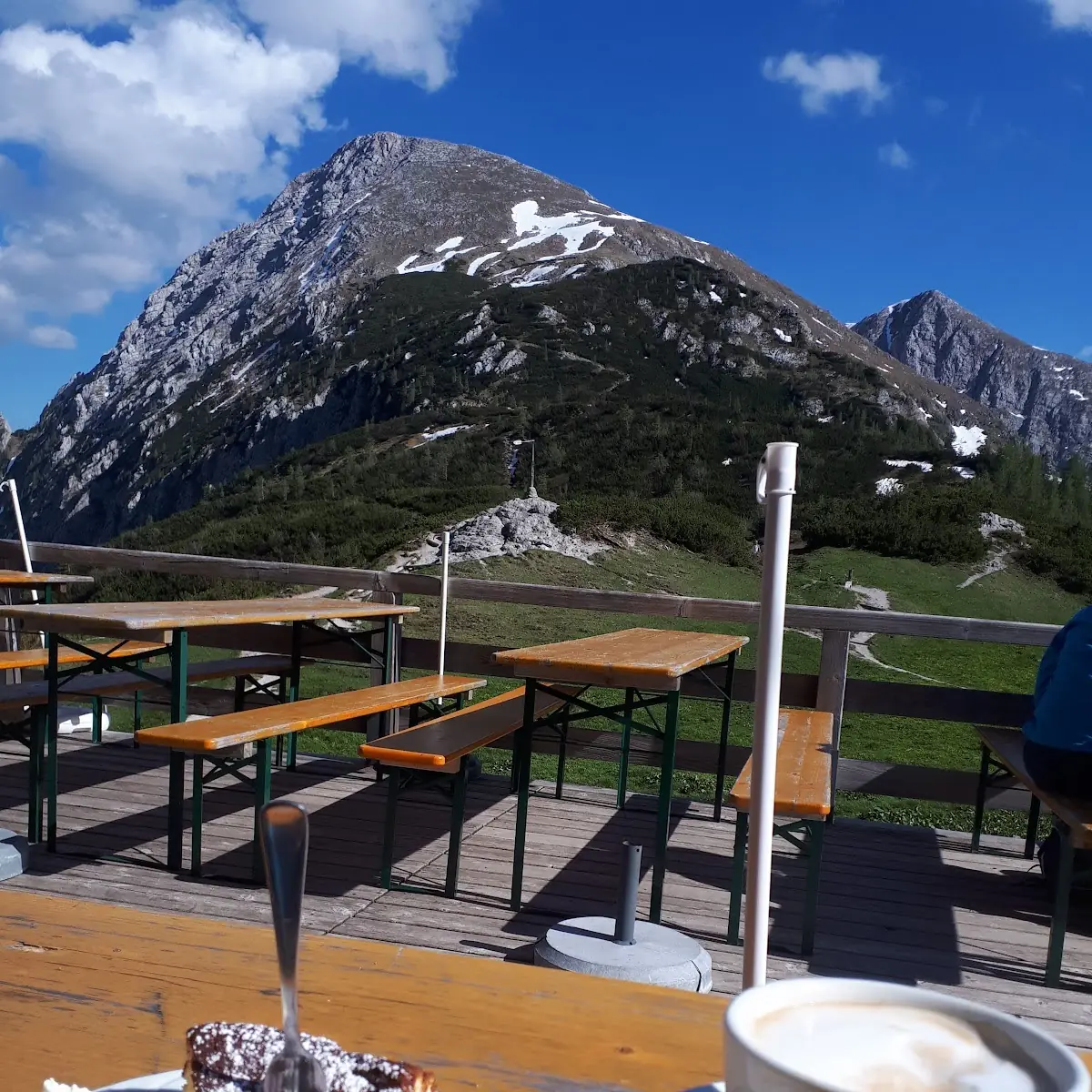 Topfentorte Und Milchkaffee