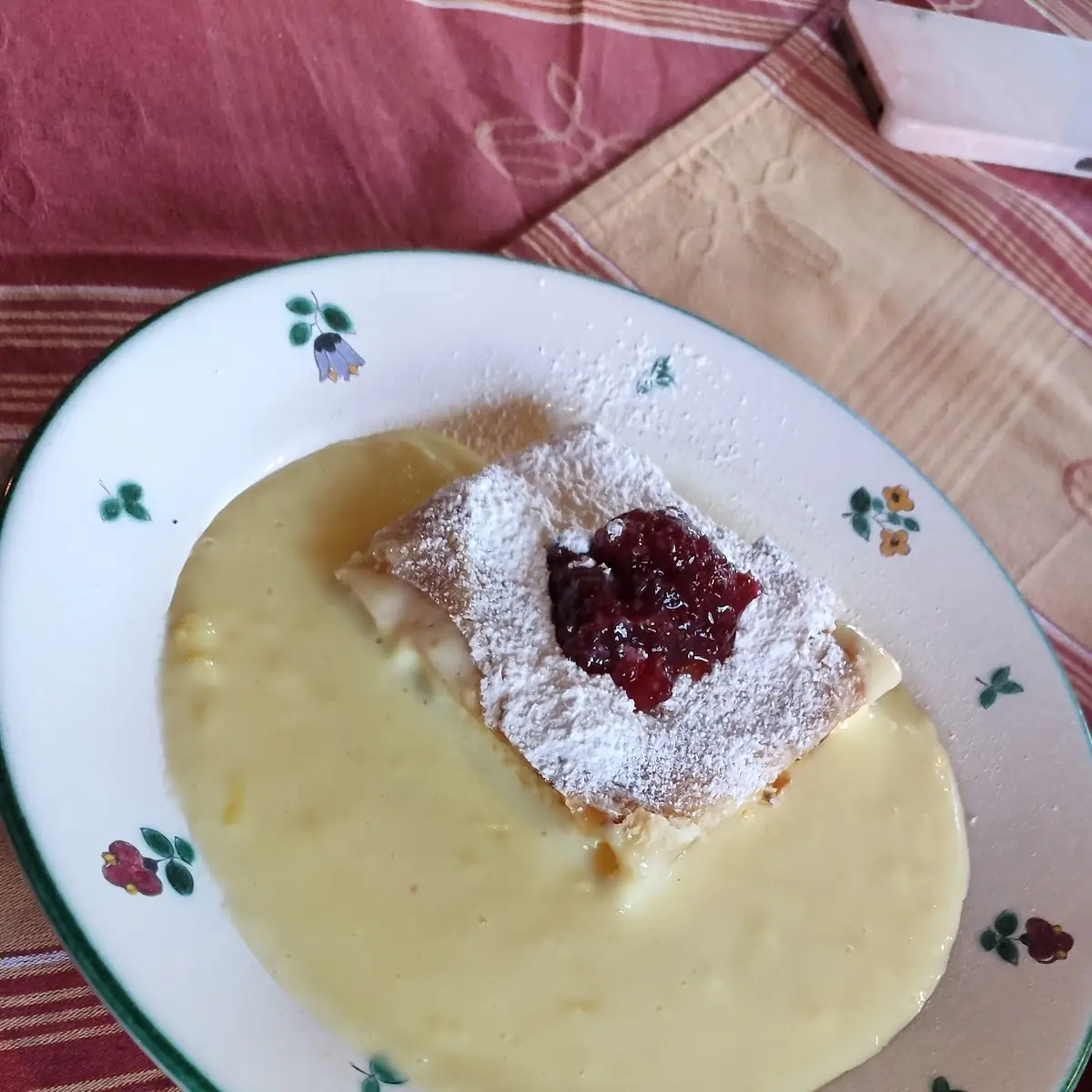 Topfenstrudel Mit Vanillesauce