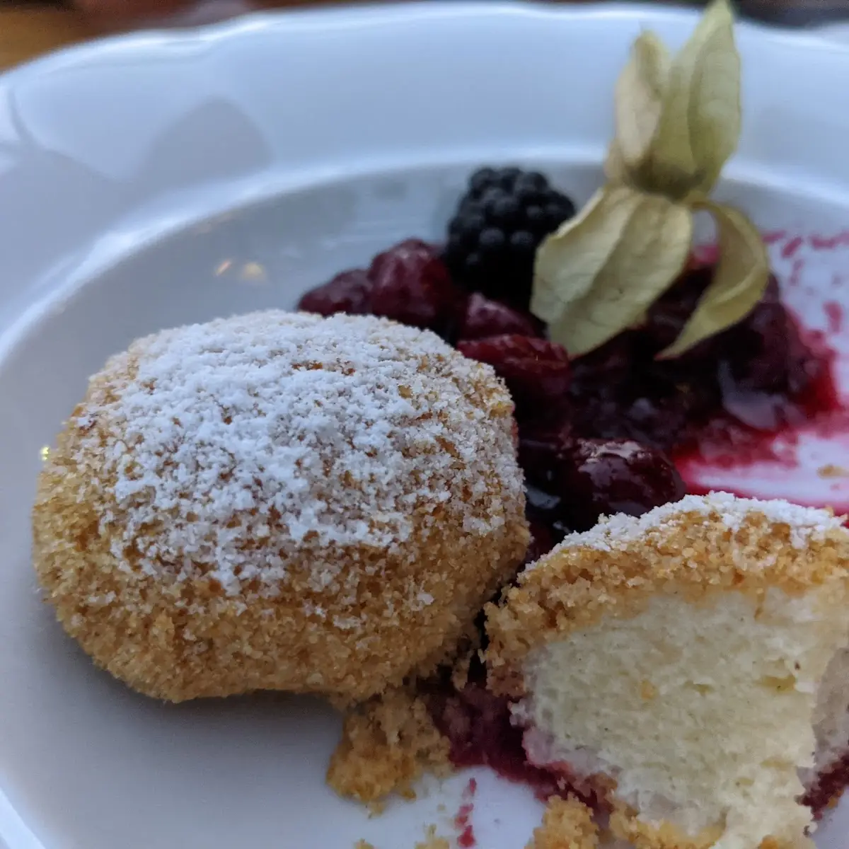 Topfenknödel Mit Sauerkirschenkompott