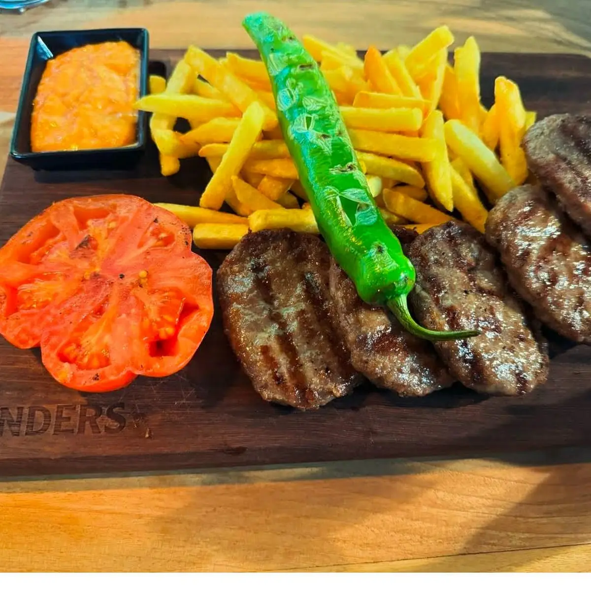 Köfte Mit Pommes