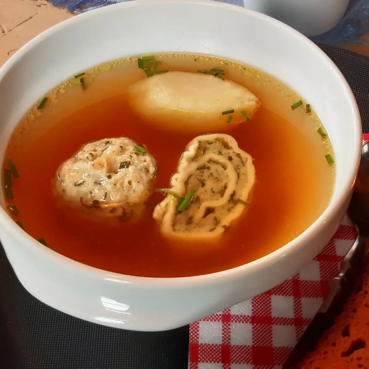 Suppe Mit Verschiedenen Knödeln