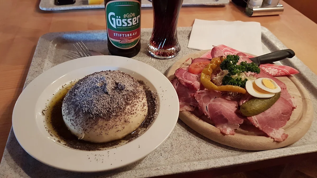 Germknödl Und Garniertes Schinkenbrot