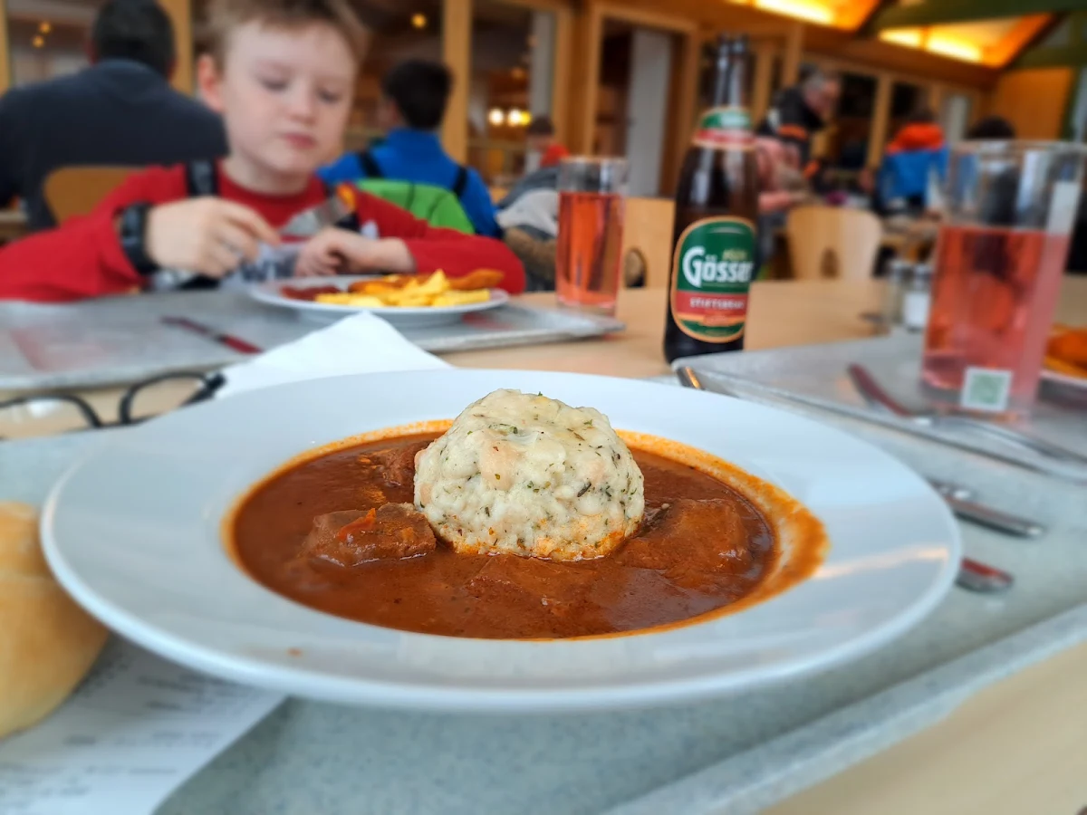 Hirschgulasch Mit Knoedel