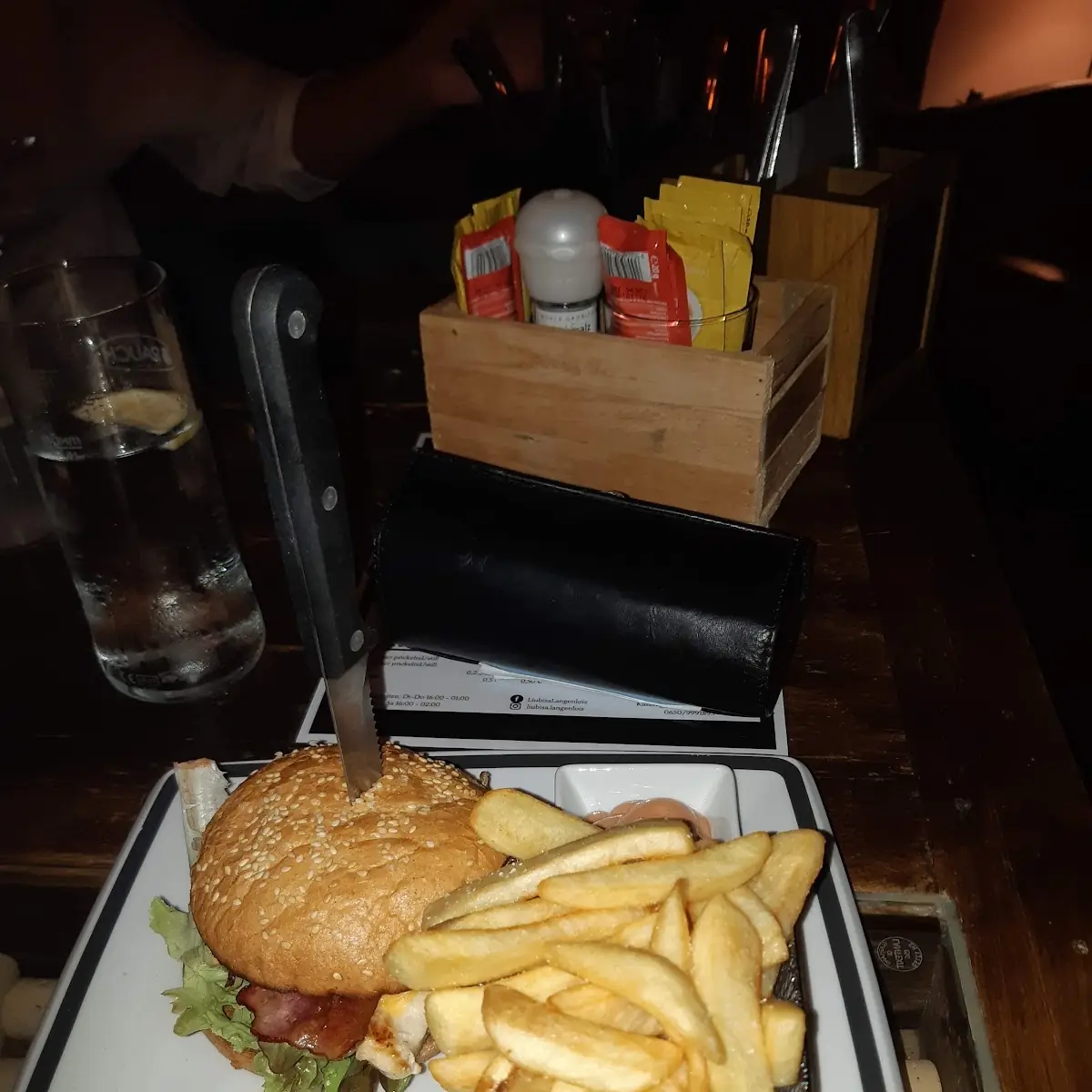 Hühnerburger Mit Selbstgemachte Pommes