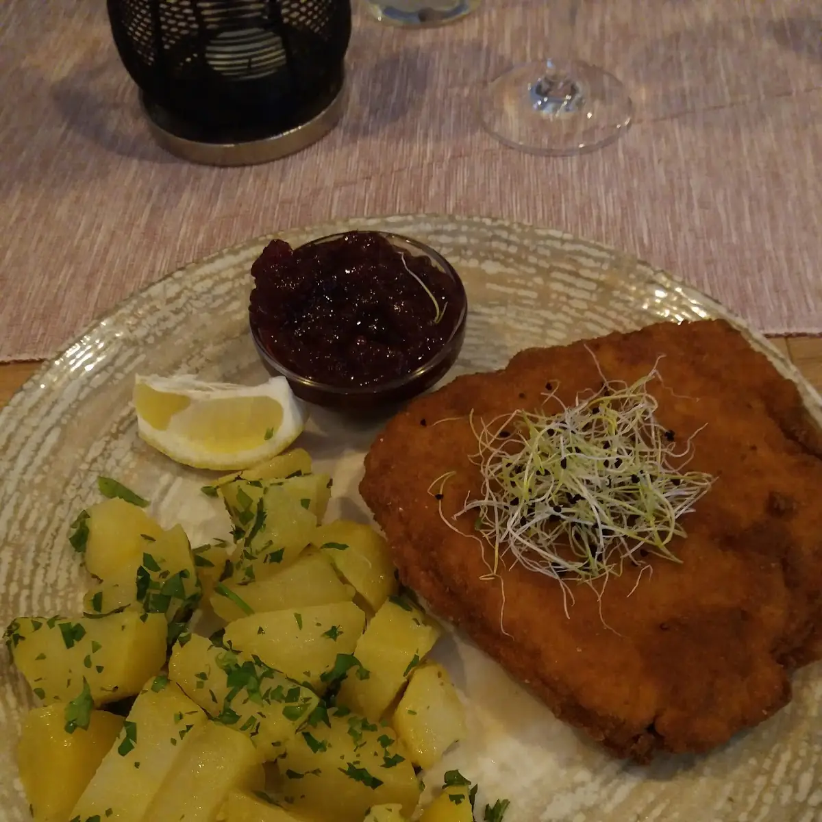 Cordon Bleu Vom Schwein Mit Petersilienkartoffel Und Preiselbeeren