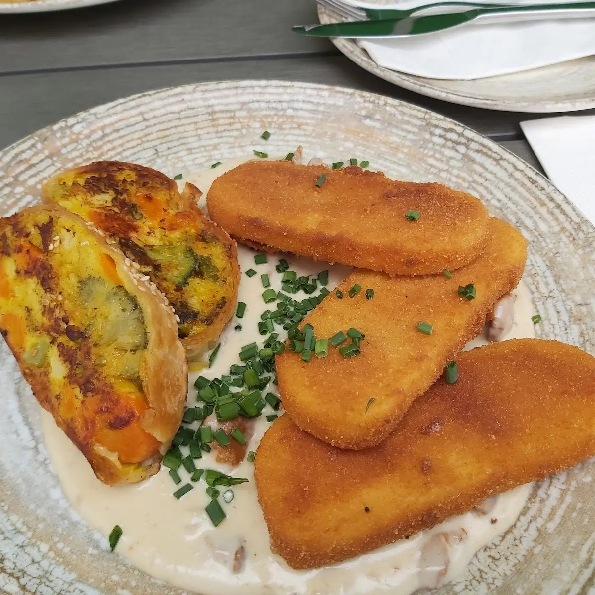 Gefüllte Calamari Mit Gebratenen Polentascheiben Und Gemüse