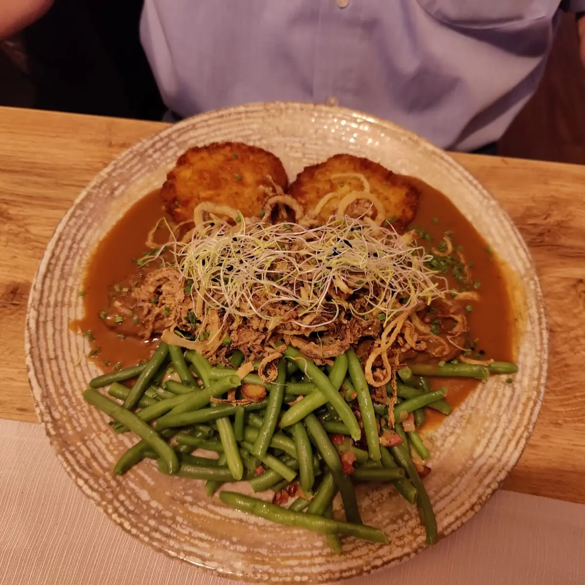 Geschmorter Zwiebelrostbraten Mit Rösti Und Speckbohnen