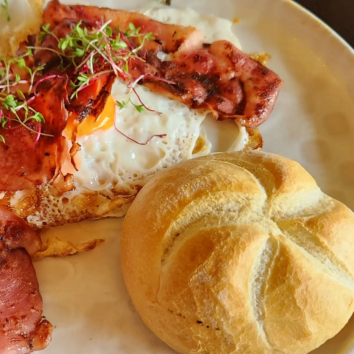 Eggs Any Style Mit Speck Oder Schinken