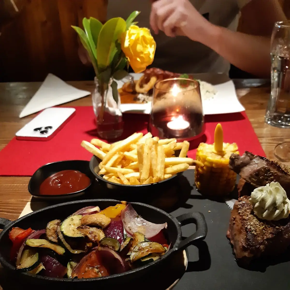 Rumpsteak Mit Gebratenen Gemüse Und Pommes