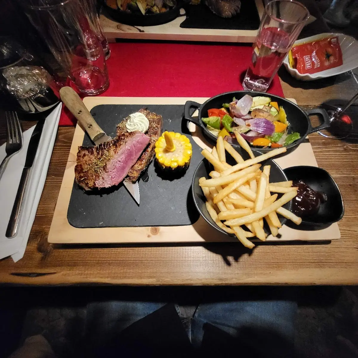Rumpsteak Mit Grillgemüse Und Pommes