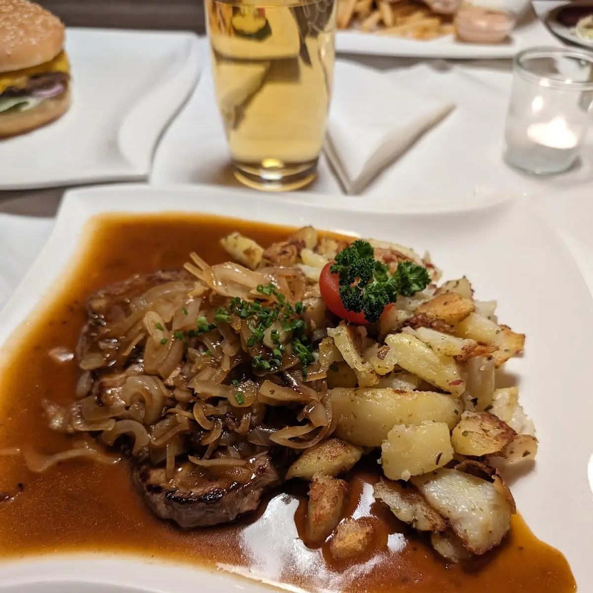 Zwiebelbraten Mít Rösti