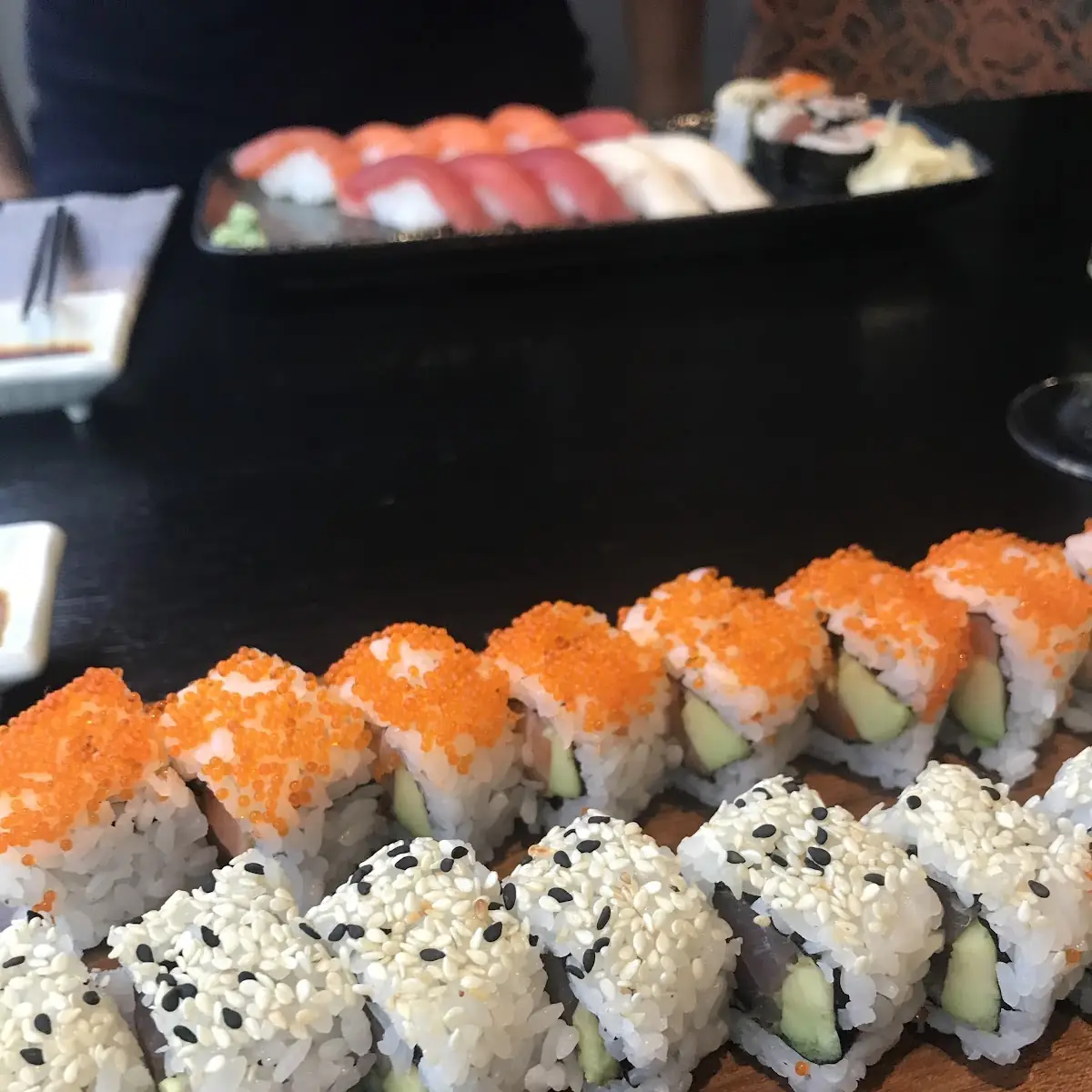 Sushi-mix Hinten 2 Maki Rolls Thunfisch bzw Lachs