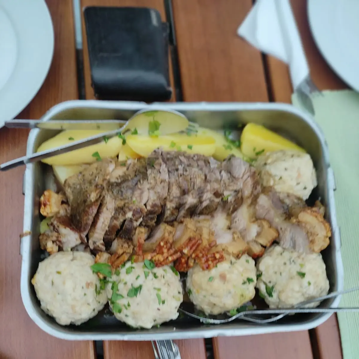 Knuspriger Schweinsbraten Mit Semmelknödel Und Warmem Krautsalat