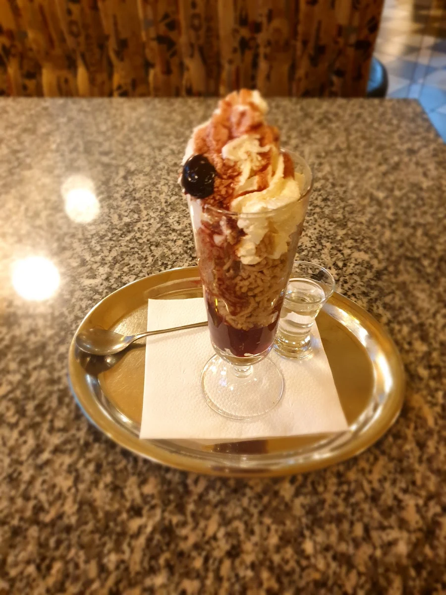 Kastanienreis Und Stamperl Als Nachspeise Beim Ganslmenü