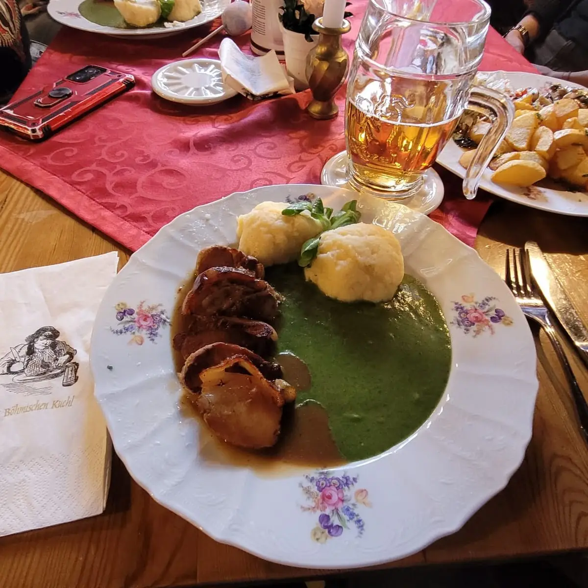 Spanferkelbraten Mit Bärlauch Und Kartoffelknödeln