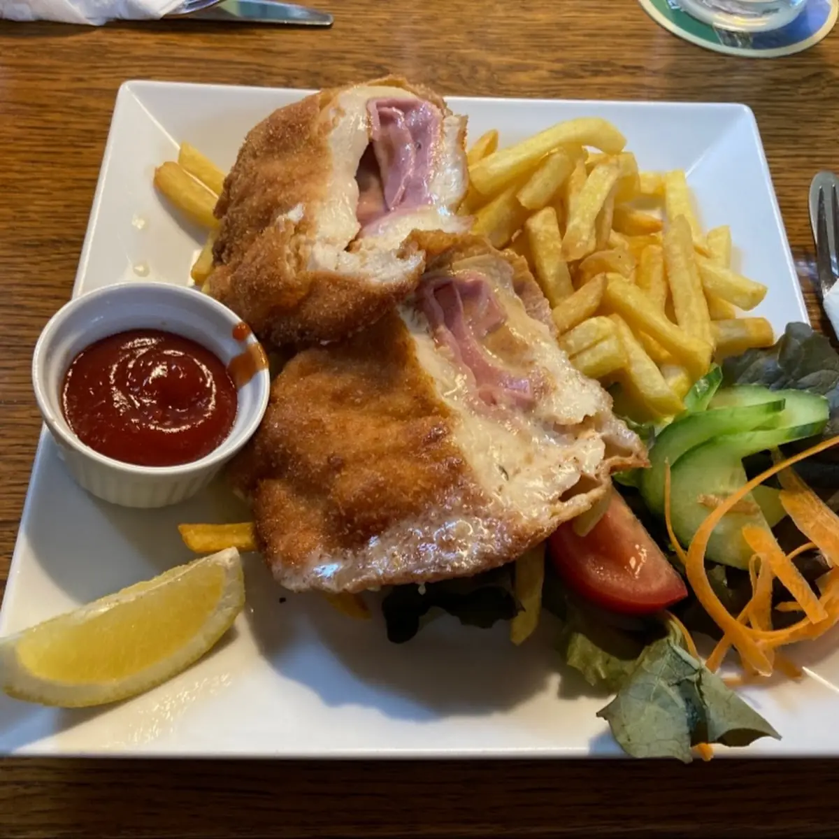Hühnercordonbleu Mit Pommes
