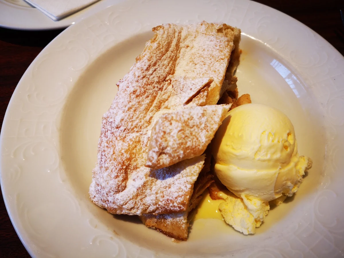 Apfelstrudel Mit Eis