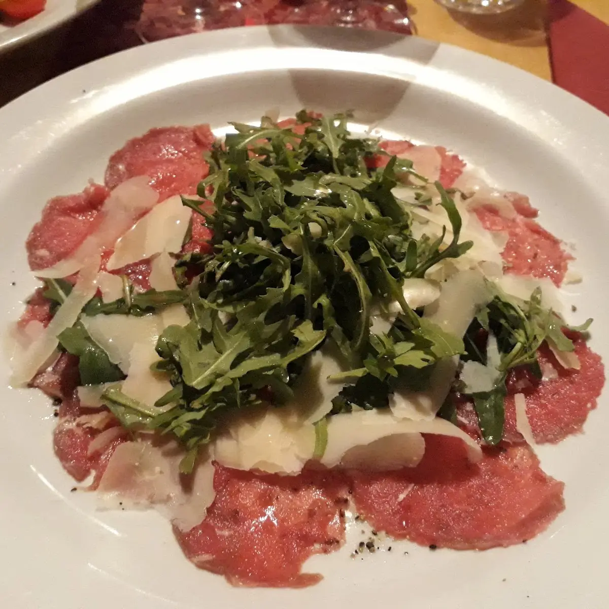 Rindercarpaccio Mit Gehobelt Parmesan Und Salatbukett