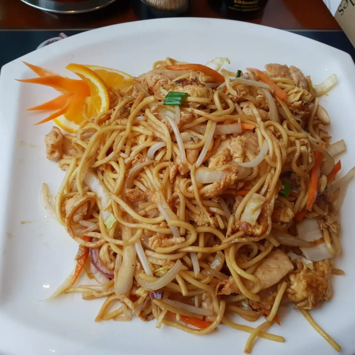 Gebratene Nudeln Mit Hühnerfleisch