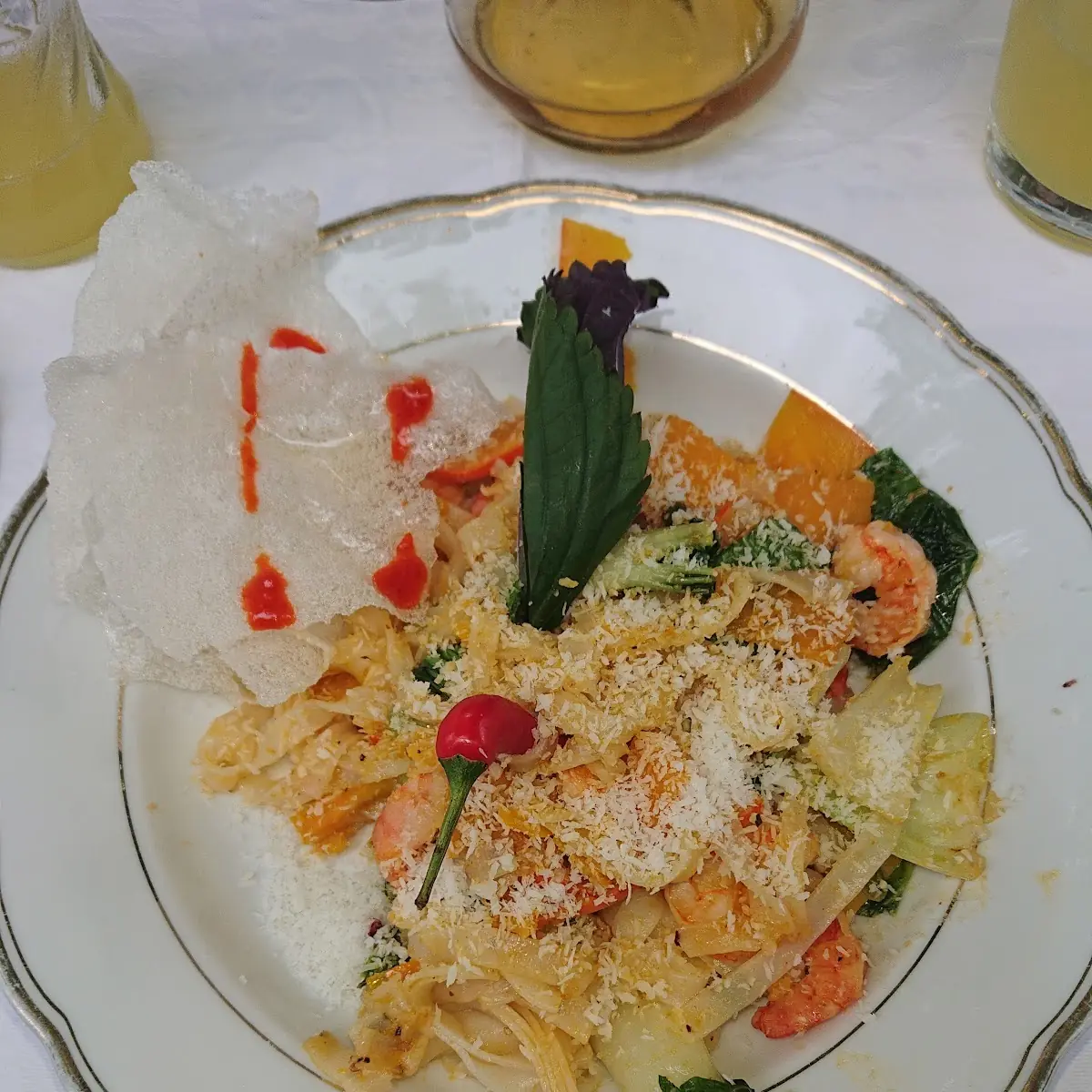 Reisnudeln Mit Scampi Pak Choi Hokkaido Kürbis Und Kokosraspeln
