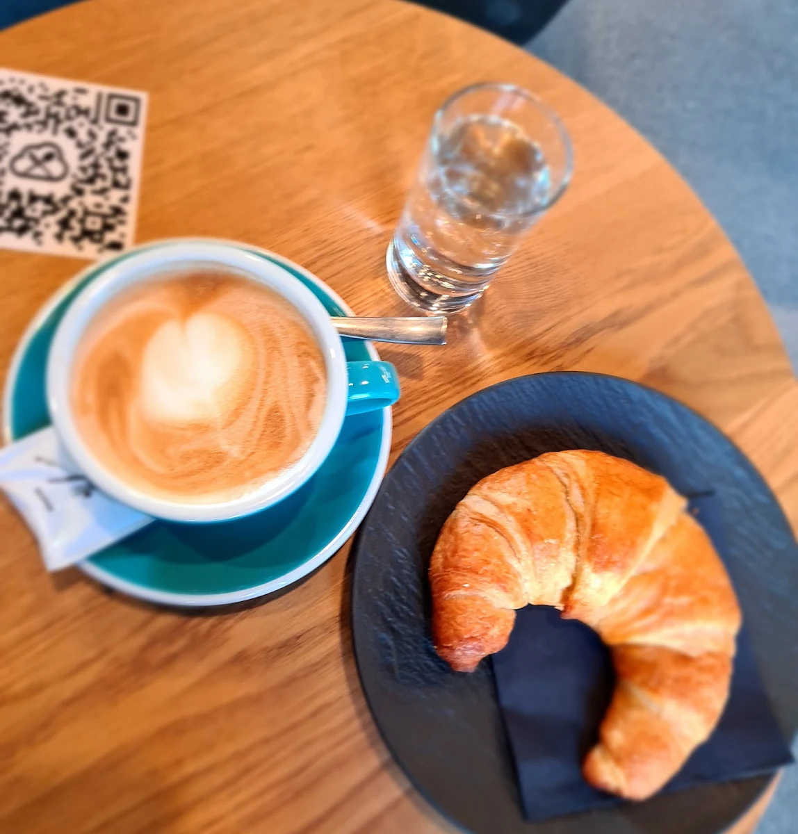 Latte Macchiato Und Croissant