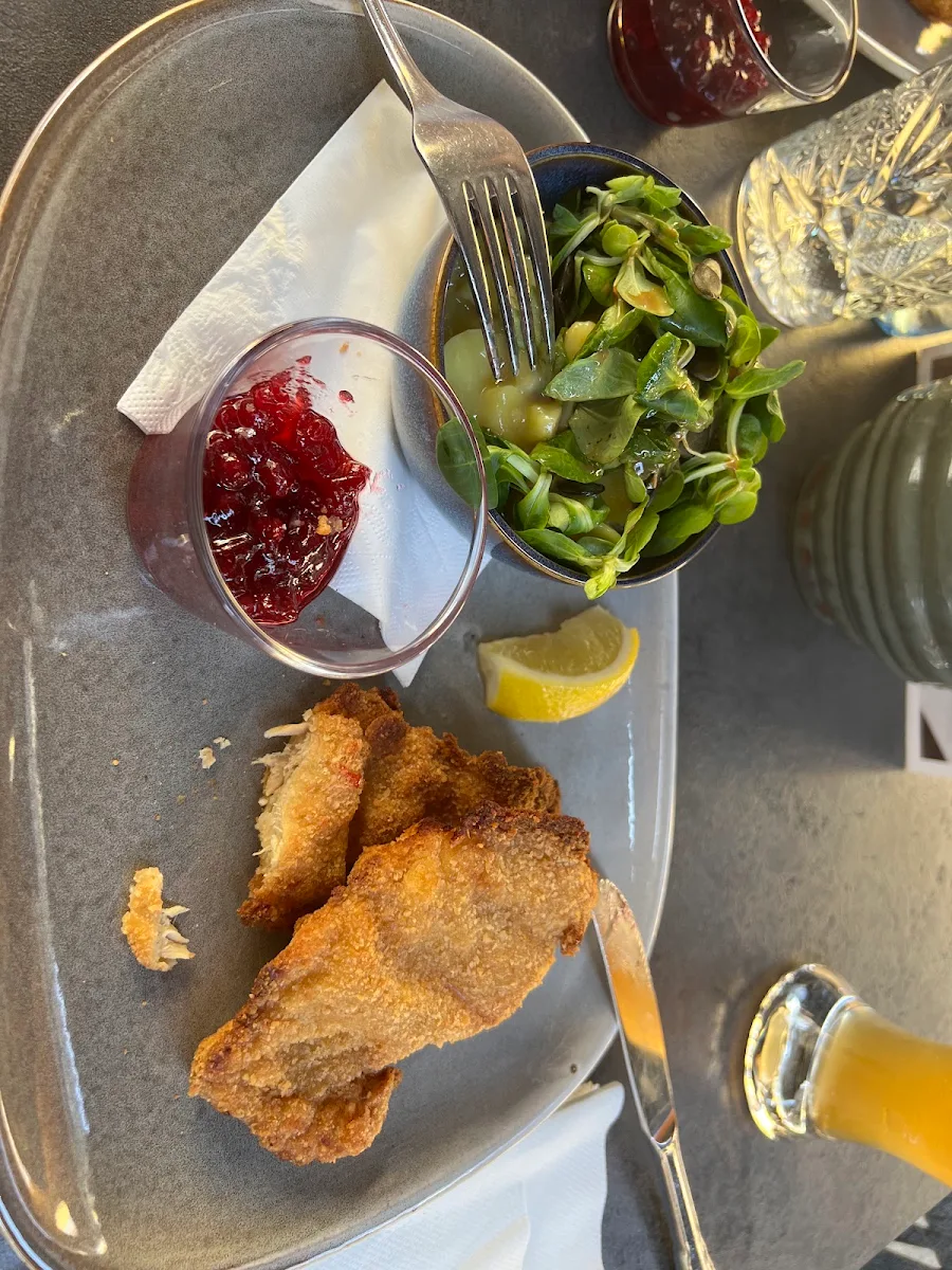 Ausgelöstes Backhendl Mit Kartoffelsalat Und Preiselbeeren