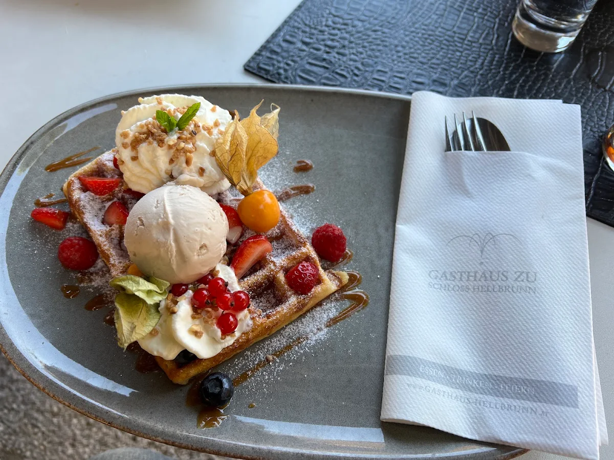 Frische Waffel Mit Eis Und Beeren