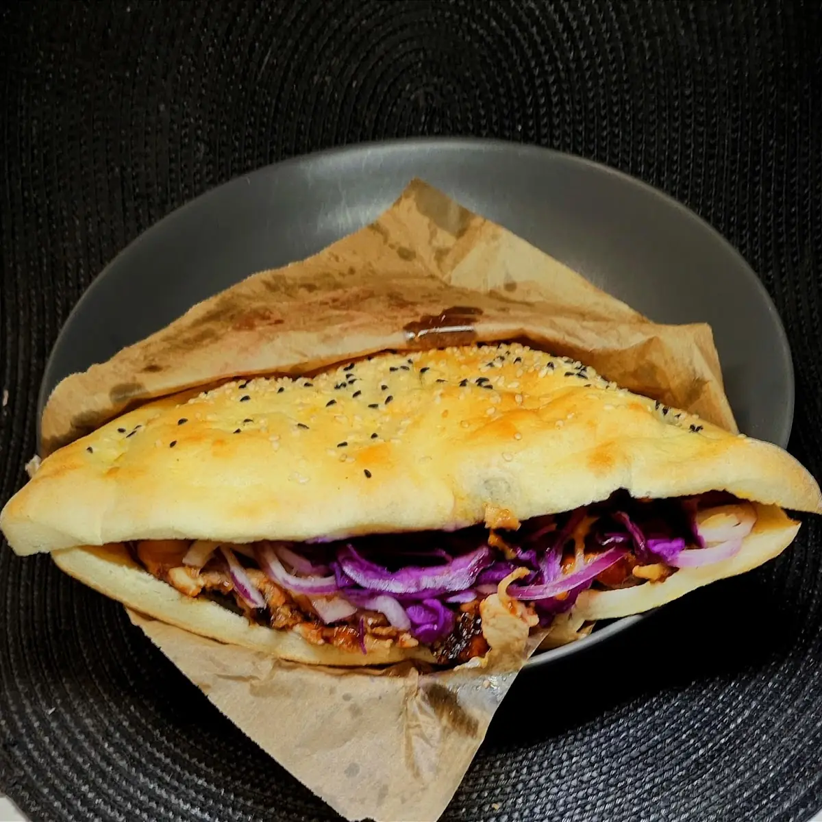 Döner Kebab Sandwich Vom Huhn Mit Rotkraut Mais Zwiebeln Scharfer Chili- Und Käsesauce