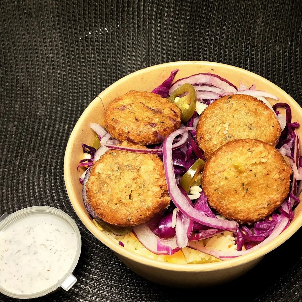 Falafel Box Mit Reis Jalapenos Mais Zwiebeln Und Rotkraut Dazu Joghurt-kräuter-knoblauch Sauce
