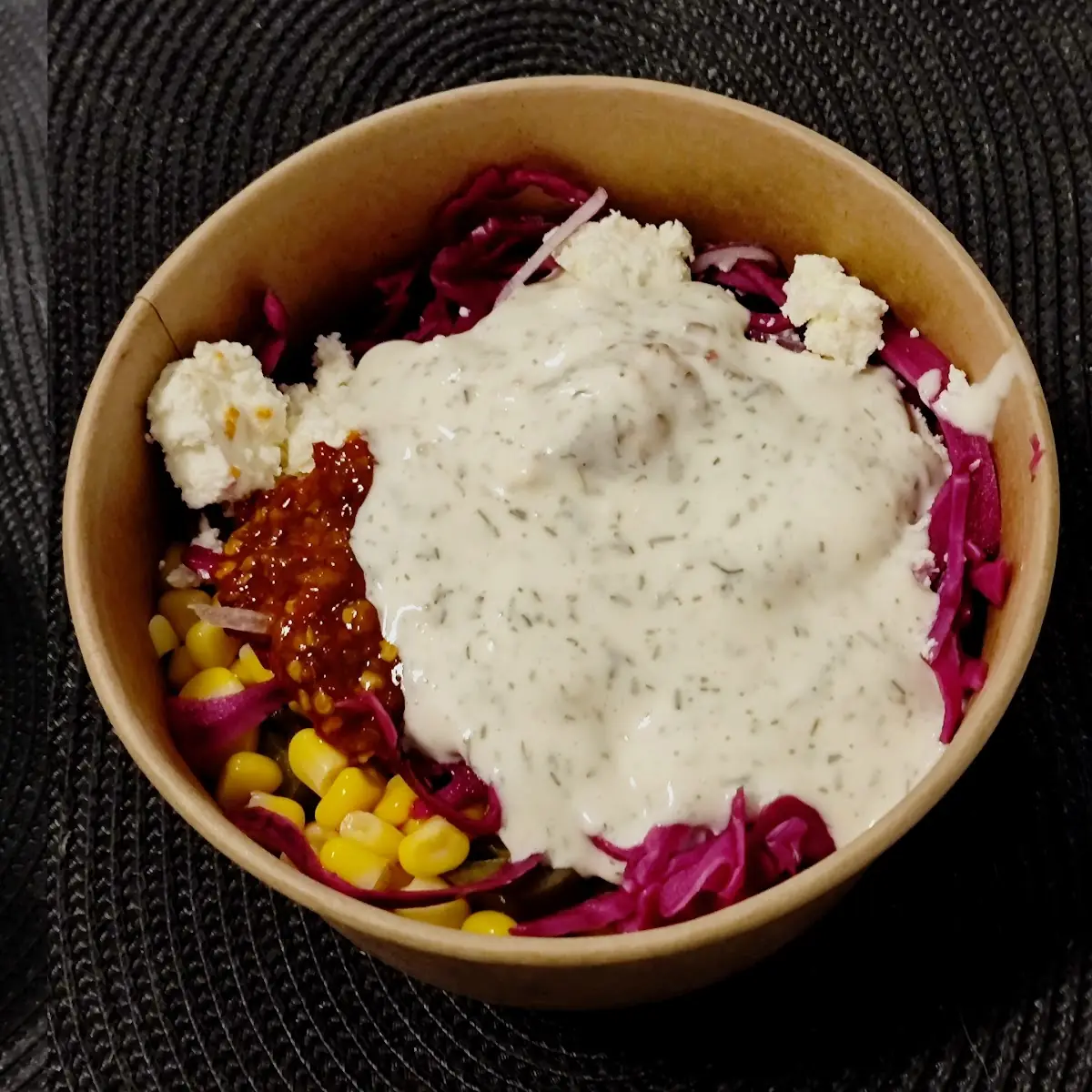 Hühner Kebab Bowl Mit Extra Salat Und Joghurt-knoblauch-sauce