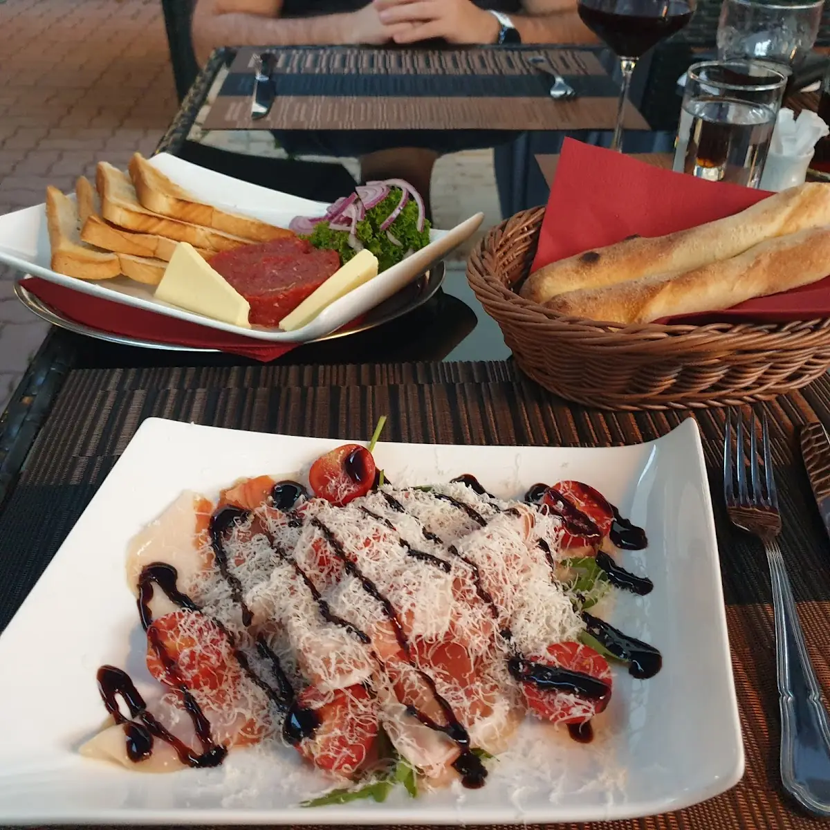 Prosciutto Crudo Vorne Und Beef Tartar Hinten