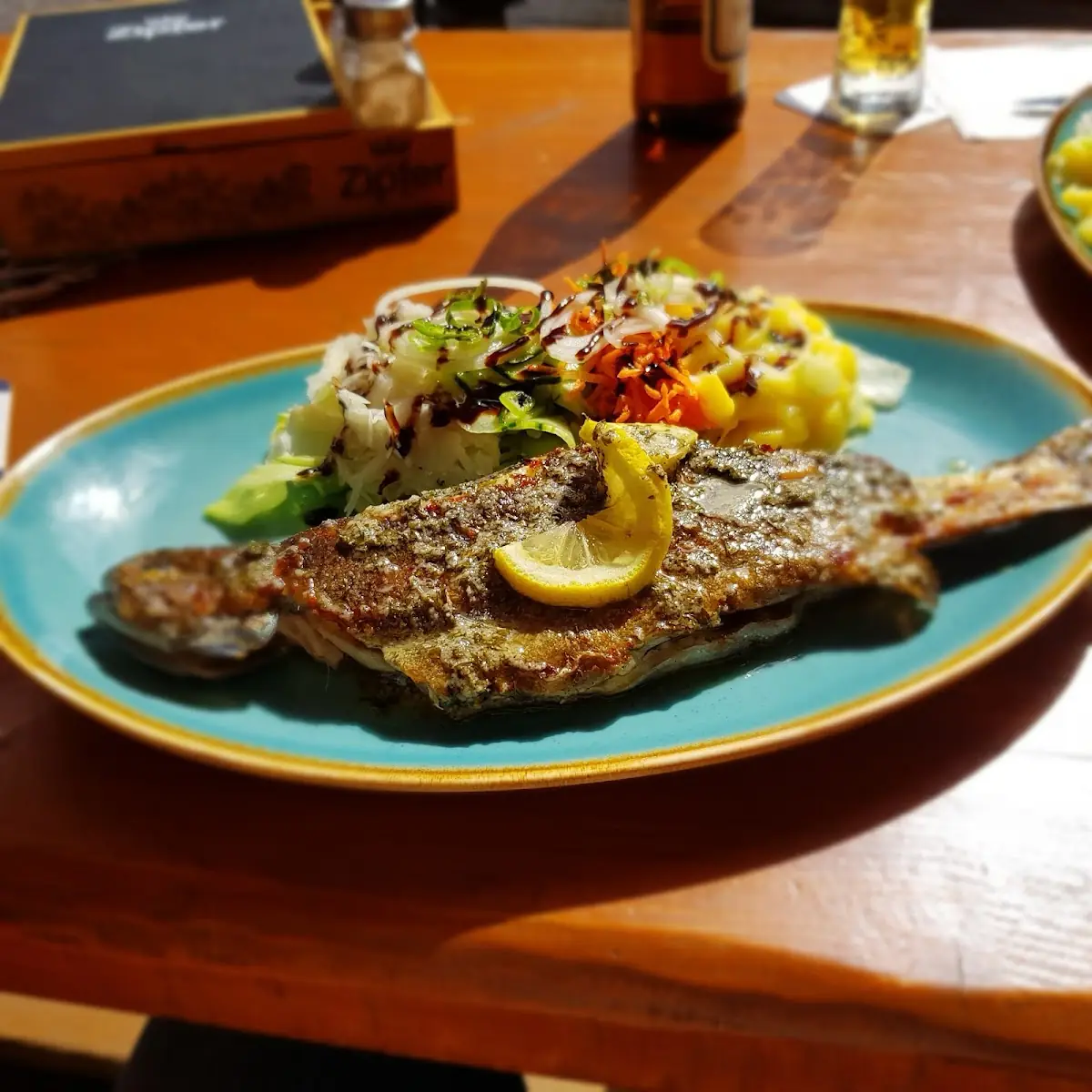 Gegrillte Forelle Mit Gemischten Salat
