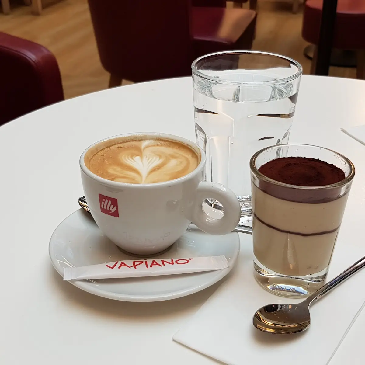 Cappuccino Und Tiramisu