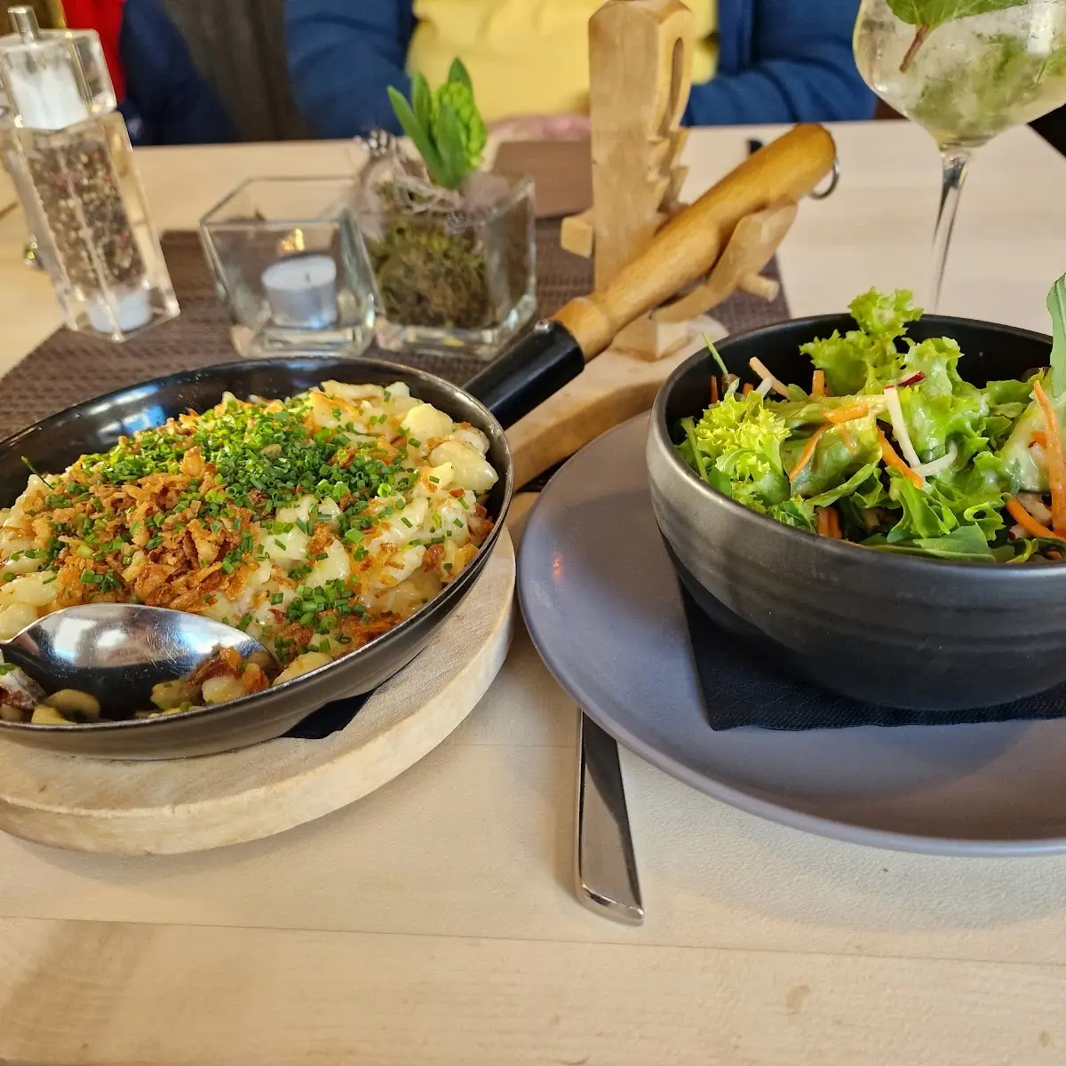 Pinzgauer Kasnock'n Mit Salat Und Röstzwiebel