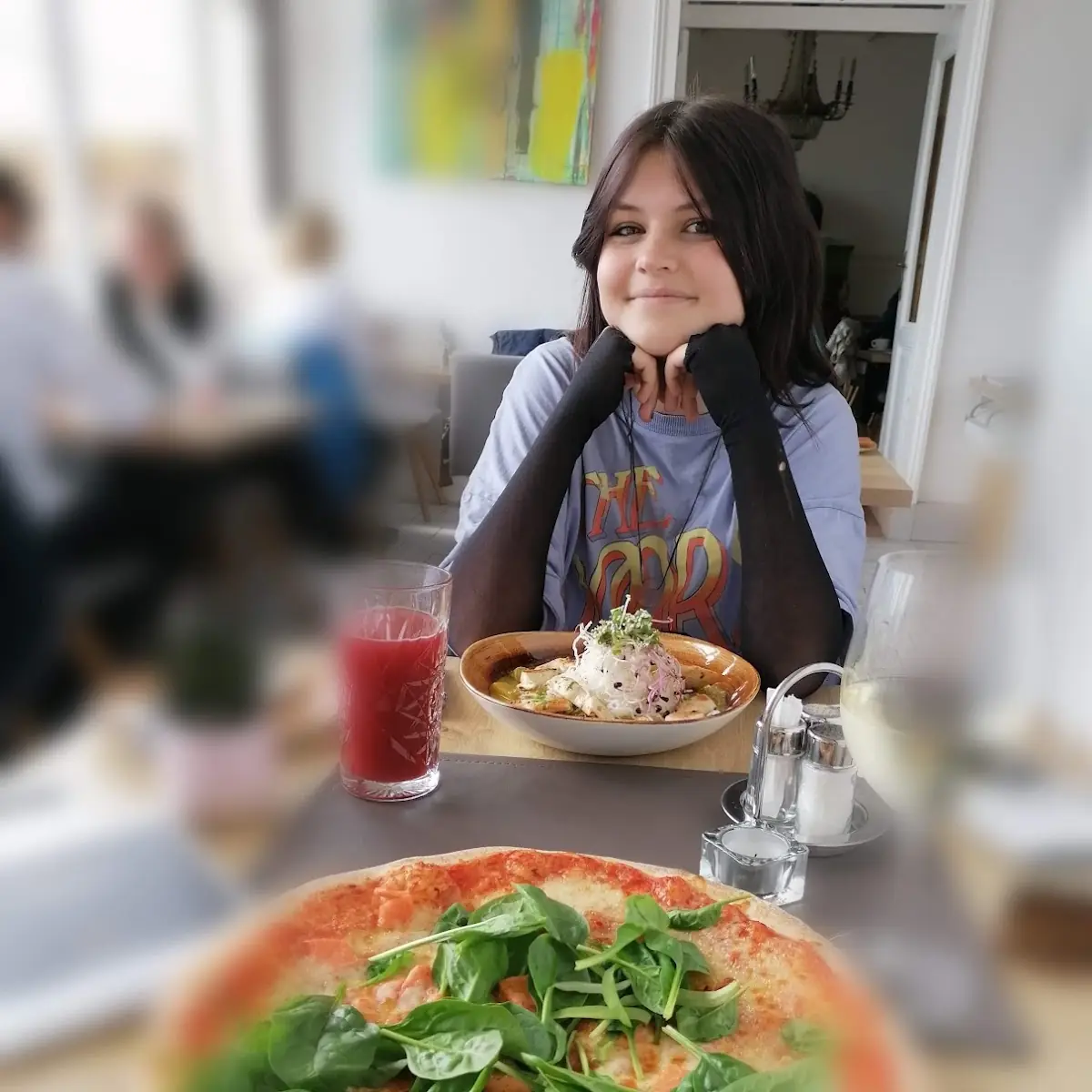 Bowl Pizza Weinschorle Erdbeereschorle Lilly