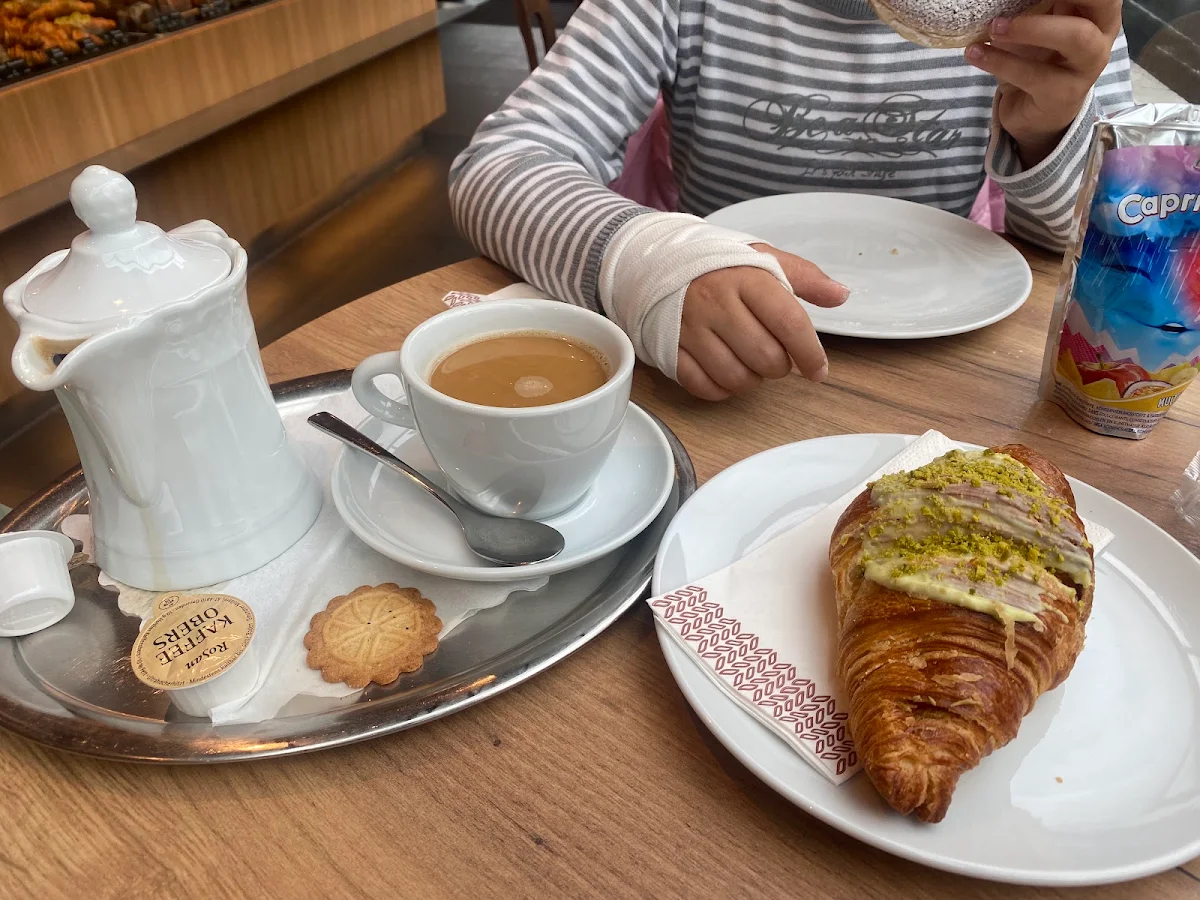 Portion Kaffee Mit Pistazien Croissant
