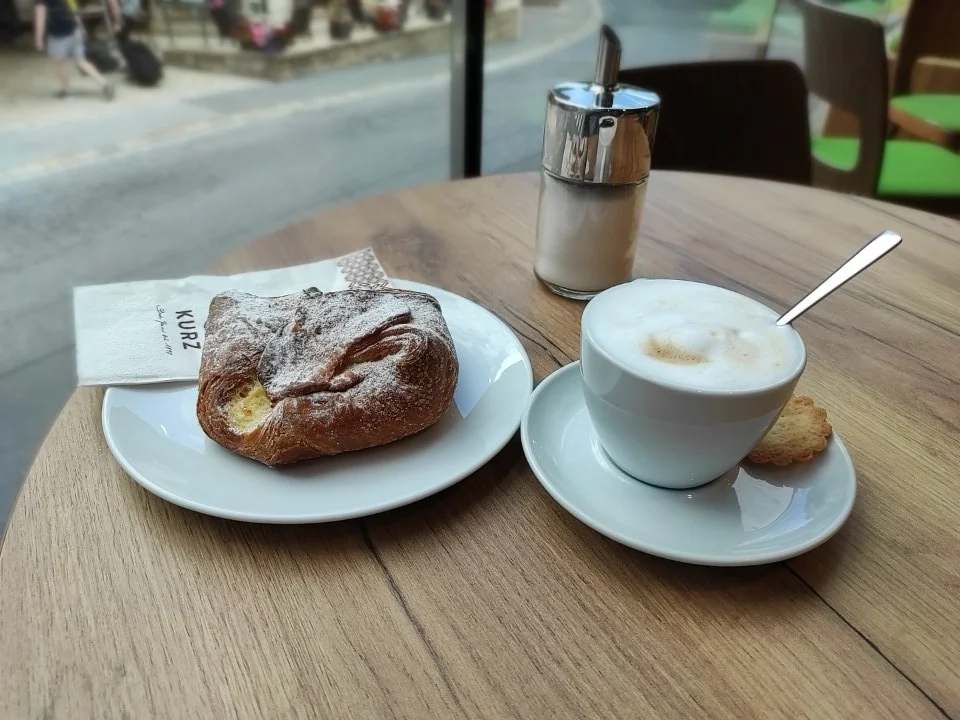 Topfengulatsche Und Cappuccino