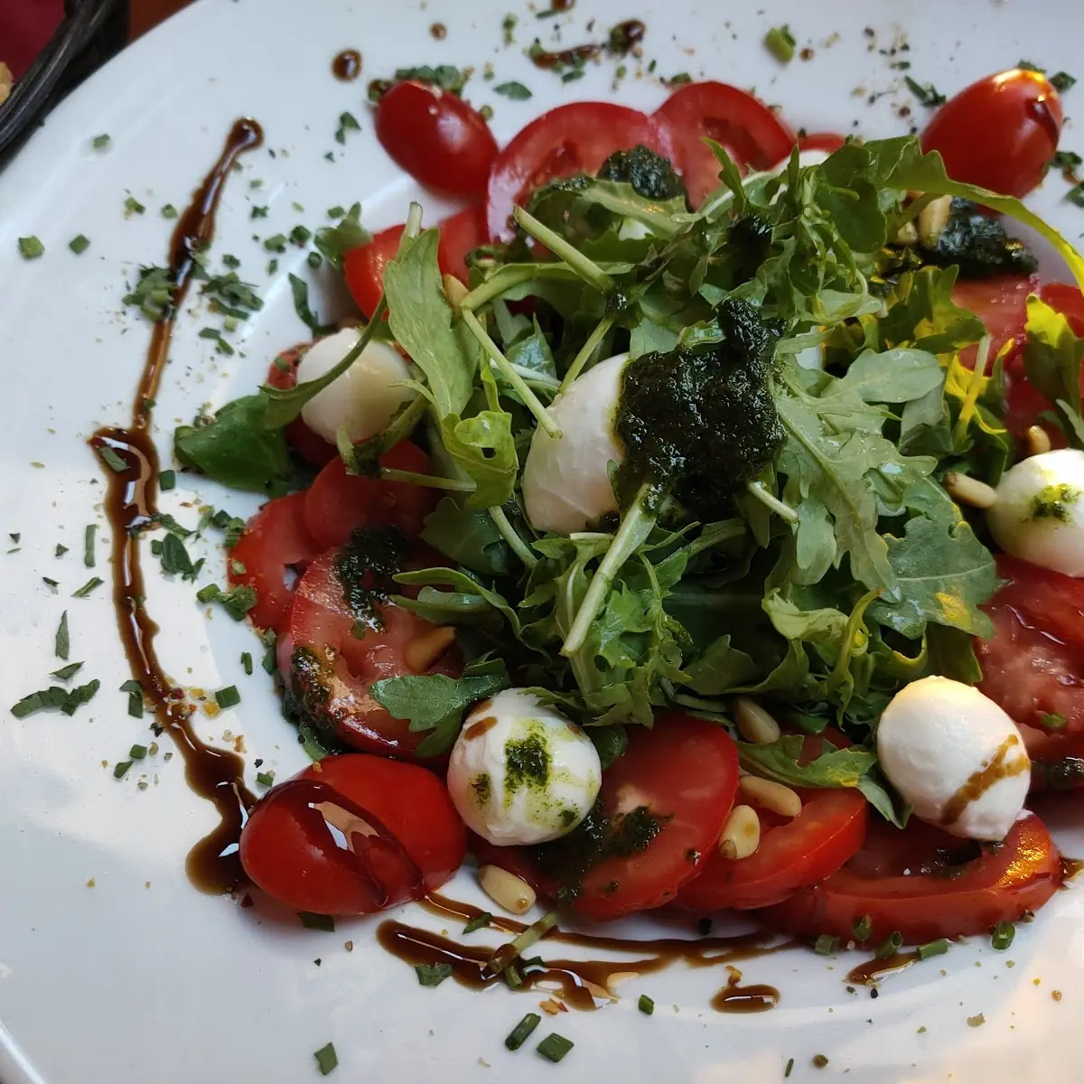 Büffelmozarella An Rucola Salat Kirschtomaten Mit Basilikum-confit