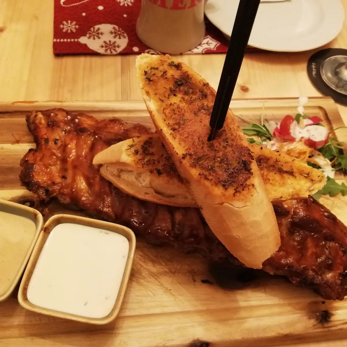 Ripperln Mit Knoblauchbrot