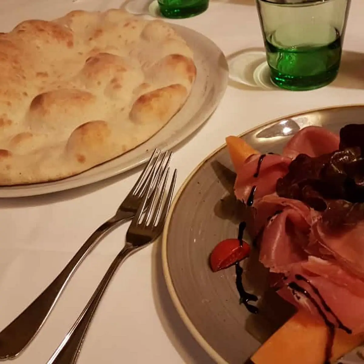 San Daniele Rohschinken Mit Warmem Ofenbrot Und Melone