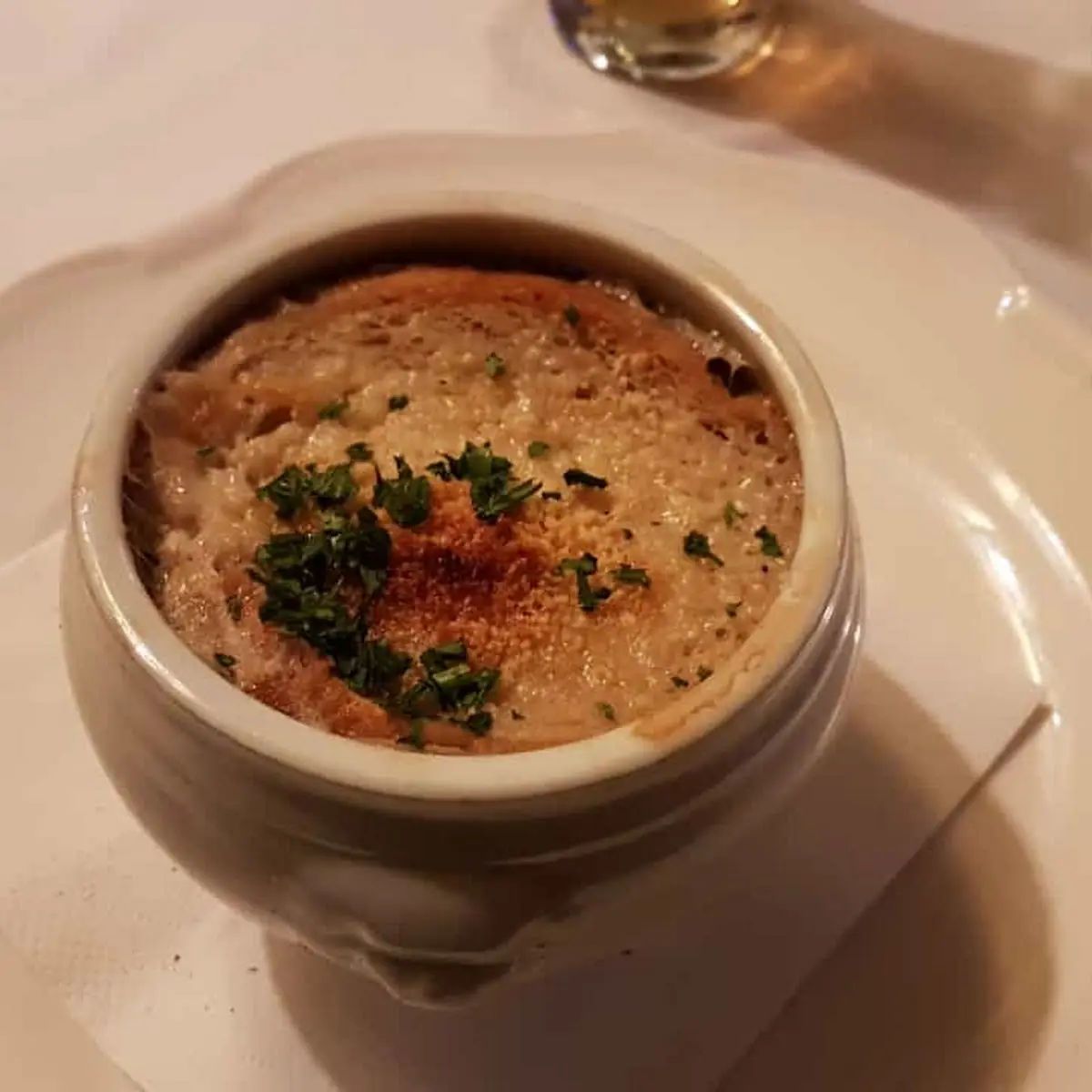 Zuppa Pavese Mit Ei Weißbrot Und Parmesan