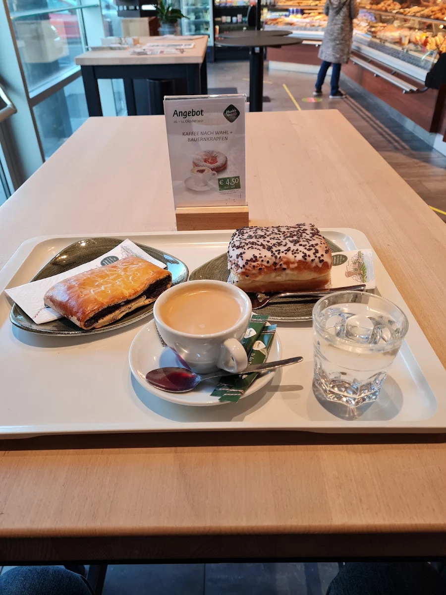 Verlängerter Kaffee Mohnschnitte